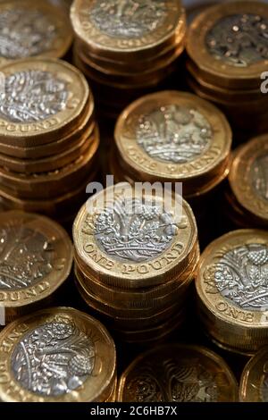 Photographie de piles de pièces neuves de 1 £ (en circulation après octobre 2017). Banque D'Images