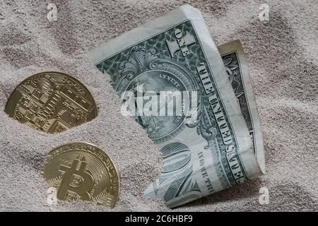 Cette image abstraite montre des bitcoins vus enterrés avec un Dollar Bill, dans le sable de silicium. Le concept ici est ancienne et nouvelle monnaies. Banque D'Images