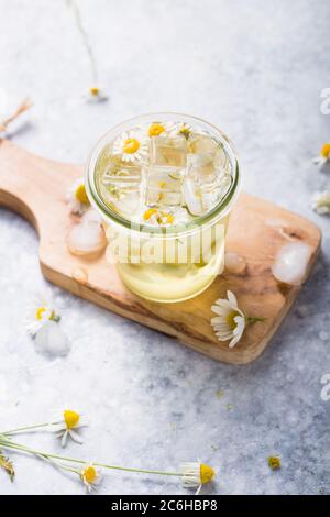 Thé glacé boozy long Island avec fleurs de camomille Banque D'Images