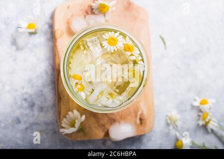 Thé glacé boozy long Island avec fleurs de camomille Banque D'Images