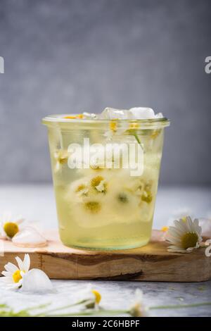 Thé glacé boozy long Island avec fleurs de camomille Banque D'Images