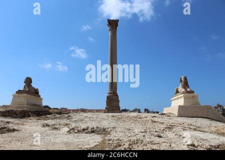 Serapeum et Pompey's Pillar et le sphinx. Banque D'Images