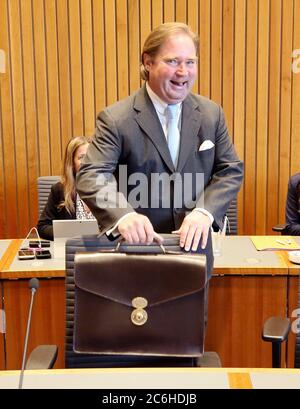 Düsseldorf, Allemagne. 10 juillet 2020. Le ministre des Finances du Rhin-Westphalie du Nord, Lutz Lienenkämper (CDU), avant le début de la session extraordinaire de la Commission du budget et des finances du Parlement d'État. Dans une partie non publique de la réunion, le thème des garanties pour les clubs de football de la Bundesliga sera également à l'ordre du jour. Le gouvernement de l'État n'a pas encore confirmé une demande présumée de garantie de l'État pour le FC Schalke 04, mais a souligné le niveau généralement élevé de confidentialité de telles procédures. Crédit : Roland Weihrauch/dpa/Alay Live News Banque D'Images