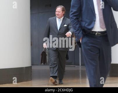 Düsseldorf, Allemagne. 10 juillet 2020. Lutz Lienenenkämper (CDU), ministre des Finances de la Rhénanie-du-Nord-Westphalie, va à la session extraordinaire de la Commission du budget et des finances du Parlement de l'État. Dans une partie non publique de la réunion, le thème des garanties pour les clubs de football de la Bundesliga est également à l'ordre du jour. Le gouvernement de l'État n'a pas encore confirmé une demande présumée de garantie de l'État pour le FC Schalke 04, mais a souligné le niveau généralement élevé de confidentialité de telles procédures. Crédit : Roland Weihrauch/dpa/Alay Live News Banque D'Images