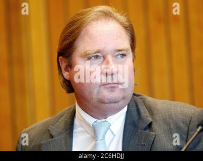 Düsseldorf, Allemagne. 10 juillet 2020. Le ministre des Finances du Rhin-Westphalie du Nord, Lutz Lienenkämper (CDU), avant le début de la session extraordinaire de la Commission du budget et des finances du Parlement d'État. Dans une partie non publique de la réunion, le thème des garanties pour les clubs de football de la Bundesliga sera également à l'ordre du jour. Le gouvernement de l'État n'a pas encore confirmé une demande présumée de garantie de l'État pour le FC Schalke 04, mais a souligné le niveau généralement élevé de confidentialité de telles procédures. Crédit : Roland Weihrauch/dpa/Alay Live News Banque D'Images