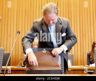 Düsseldorf, Allemagne. 10 juillet 2020. Lutz Lienenenkämper (CDU), ministre des Finances de la Rhénanie-du-Nord-Westphalie, se met dans sa mallette avant le début de la session extraordinaire de la Commission du budget et des finances du Parlement de l'État. Dans une partie non publique de la réunion, le thème des garanties pour les clubs de football de la Bundesliga est également à l'ordre du jour. Le gouvernement de l'État n'a pas encore confirmé une demande présumée de garantie de l'État pour le FC Schalke 04, mais a souligné le niveau généralement élevé de confidentialité de telles procédures. Crédit : Roland Weihrauch/dpa/Alay Live News Banque D'Images