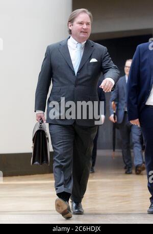 Düsseldorf, Allemagne. 10 juillet 2020. Lutz Lienenenkämper (CDU), ministre des Finances de la Rhénanie-du-Nord-Westphalie, va à la session extraordinaire de la Commission du budget et des finances du Parlement de l'État. Dans une partie non publique de la réunion, le thème des garanties pour les clubs de football de la Bundesliga est également à l'ordre du jour. Le gouvernement de l'État n'a pas encore confirmé une demande présumée de garantie de l'État pour le FC Schalke 04, mais a souligné le niveau généralement élevé de confidentialité de telles procédures. Crédit : Roland Weihrauch/dpa/Alay Live News Banque D'Images