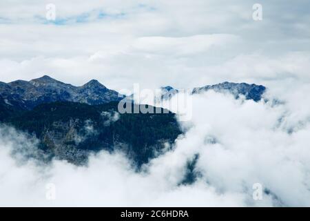 Les Alpes juliennes se brisant à travers les nuages, vu de la montagne Vogel, parc national Triglav, Slovénie Banque D'Images