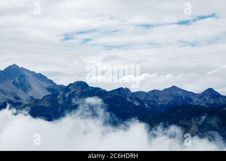 Les Alpes juliennes se brisant à travers les nuages, vu de la montagne Vogel, parc national Triglav, Slovénie Banque D'Images