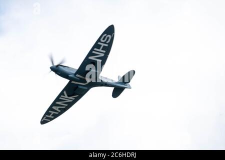 North Weald Essex, le 10 juillet 2020 le NHS Spitfire entreprend un survol de la base North Weald Air Ambalance dans le cadre d'une visite des hôpitaux et autres lieux de soins de santé. Il marque également le 80e anniversaire de la bataille de Grande-Bretagne crédit: Ian Davidson/Alay Live News Banque D'Images