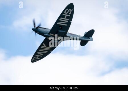 North Weald Essex, le 10 juillet 2020 le NHS Spitfire entreprend un survol de la base North Weald Air Ambalance dans le cadre d'une visite des hôpitaux et autres lieux de soins de santé. Il marque également le 80e anniversaire de la bataille de Grande-Bretagne crédit: Ian Davidson/Alay Live News Banque D'Images