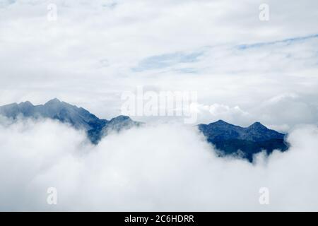 Alpes juliennes montagnes de Slovénie qui ont atteint un sommet dans le nuage, vu de la station de ski de Vogel Mountain dans le parc national de Triglav. Banque D'Images