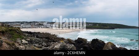 Panorama de la plage à Saint-Ives à marée basse dans les Cornouailles en Angleterre. Banque D'Images