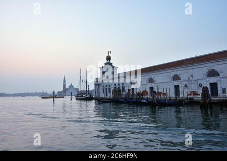 Vue depuis le Grand Canal sur le bâtiment Dogana da Mar ou Dogana di Mare où le Grand Canal rejoint le canal Giudecca à Venise, en Italie. Banque D'Images