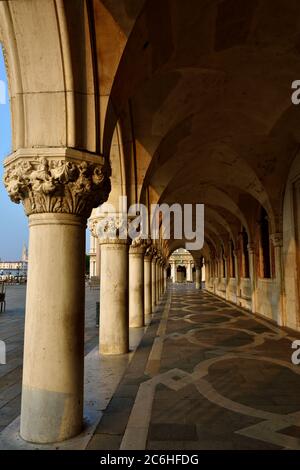 Colonnade Palazzo Ducale au lever du soleil à Venise, Italie. Ancien domicile du Doge et maintenant musée, le palais est l'un des principaux monuments de Banque D'Images