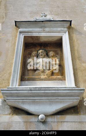 Détail architectural panneau bas-relief sur la façade du bâtiment à Venise. Les anges montent Jésus Christ au ciel. Vers le XVIIIe siècle Banque D'Images