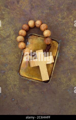 Petit couvercle en laiton contenant des crucifix en bois avec des perles rosaires Banque D'Images