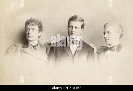 Env. 1890s. Portrait victorien d'un gentleman avec ses deux sœurs. Banque D'Images