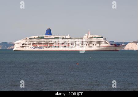 le bateau de croisière aurora, qui fait partie de la flotte de bateaux de croisière, laisse mouillage devant le port de poole et la côte jurassique de dorset pendant la crise des covid Banque D'Images