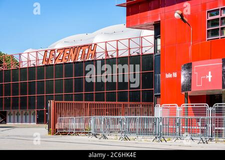 Vue rapprochée de l'entrée de la salle de concert le Zenith et de son guichet, situé dans une folie du Parc de la Villette à Paris, France. Banque D'Images