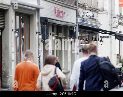 Düsseldorf, Allemagne. 10 juillet 2020. Les gens marchent devant la brasserie 'Kürzer'. Par mesure de précaution, la ville de Düsseldorf présente un plan en trois étapes pour les entreprises de restauration de l'Altstatdt. Le plan a été élaboré pour le cas où le nombre de nouveaux cas Covid-19 s'élève à plus de 30, 40 ou 50 pour 100,000 habitants en sept jours. Crédit : Roland Weihrauch/dpa/Alay Live News Banque D'Images