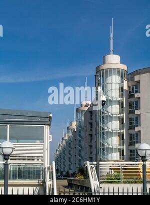 Logement résidentiel moderne sur la rive nord de la Tamise, à côté du Thames Barrier Park, Newham, Londres, Royaume-Uni Banque D'Images