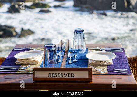 Table réservée en face de la plage au Sri Lanka Banque D'Images