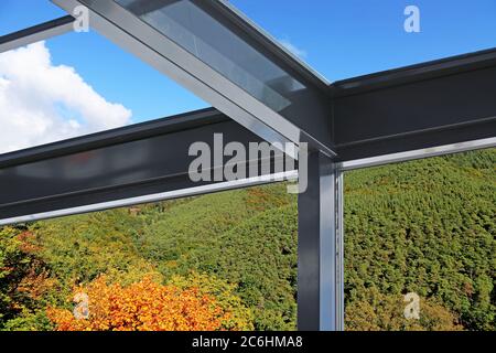 Vue intérieure sur une véranda moderne (jardin d'hiver) en face d'un magnifique paysage de montagne Banque D'Images