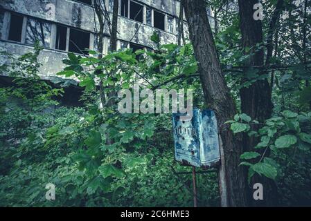 Boîte de poste radioactive près de l'école de Pripyat, dans la zone d'exclusion de Tchernobyl Banque D'Images