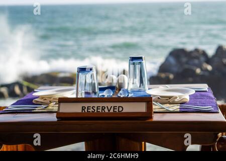 Table réservée en face de la plage au Sri Lanka Banque D'Images