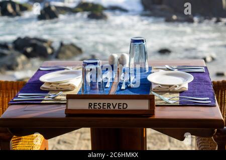 Table réservée en face de la plage au Sri Lanka Banque D'Images