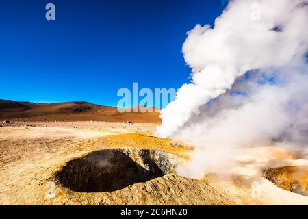 Soleil rocailleux vapeur geysers zone en Bolivie Banque D'Images