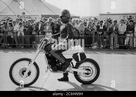 Eddie Kidd, pilote de cascades, dans les docklands de Londres vers 1987 Banque D'Images