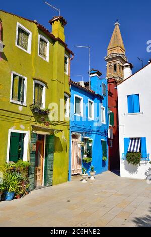 Cour avec fleurs entre maisons colorées sur la célèbre île de Burano, Venise. Venise et la lagune vénitienne sont sur le site de Li, classé au patrimoine mondial de l'UNESCO Banque D'Images