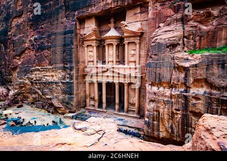 Façade magnifique et célèbre à Petra Jordan, le trésor ou Al Khazna Banque D'Images