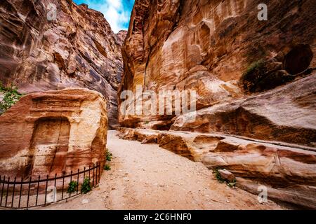 Le Siq, une galerie de pierre miracle étroite dans la mystérieuse Petra, en Jordanie Banque D'Images