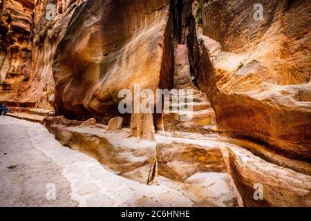 Marches sculptées dans des rochers de grès rouge sur un chemin étroit de Petra, en Jordanie Banque D'Images