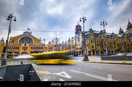 Kiev, Ukraine - 14 avril 2019 : magnifique grand bâtiment jaune de la Halle de Bessarabsky à Kiev, Ukraine Banque D'Images