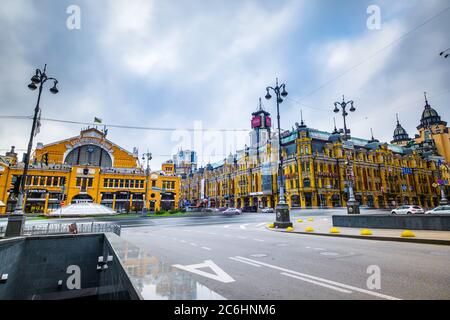 Kiev, Ukraine - 14 avril 2019 : magnifique grand bâtiment jaune de la Halle de Bessarabsky à Kiev, Ukraine Banque D'Images