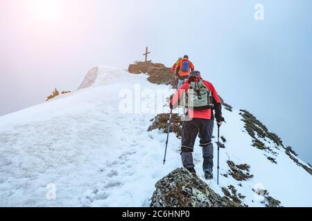 La ligne de randonneurs grimpent vers le sommet de la montagne, couverte de brouillard épais Banque D'Images