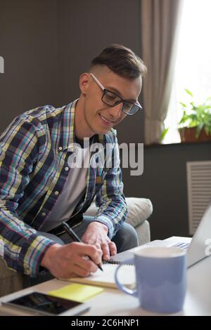 Happy free man travaille dessin diagramme. Concept freelance. Les gens modernes ont choisi de travailler à distance Banque D'Images