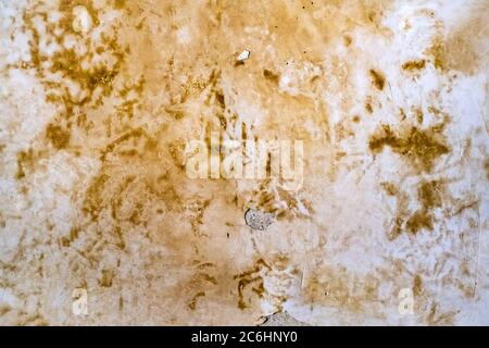 Vieux mur vert sale et écaillé avec des fissures, des rayures et de la peinture écaillée Banque D'Images