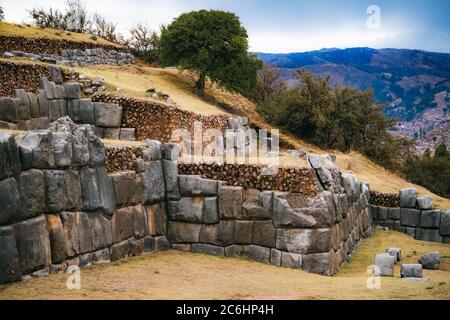 D'immenses murs de pierre de Sacsayhuaman sur le fond des montagnes Banque D'Images