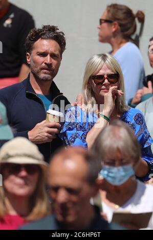 Zoe ball, présentateur de radio et de télévision (à droite), regarde comme le cortège funéraire de Forces Sweetheart Dame Vera Lynn quitte le village de Ditchling, dans l'est du Sussex. Banque D'Images