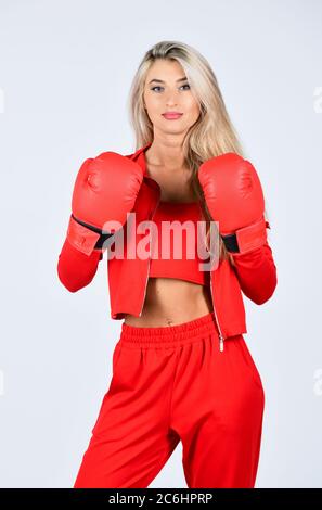 Résoudre les problèmes. Auto-amélioration. Fille sportive rouge vêtements gants de boxe. Salle de gym et d'entraînement. Modèle de fitness. Style de vie sportif. Femme sportive entraîneur de fitness. Formation personnelle. Lutte avec son propre complexe. Banque D'Images