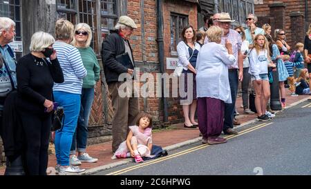 Ditchling Sussex UK 10 juillet 2020 - les résidents bordent les rues de Ditchling comme le cortège funéraire de Dame Vera Lynn passe aujourd'hui . La chanteuse Dame Vera Lynn, connue sous le nom de Forces Sweetheart, est décédée à l'âge de 103 le 18 juin : crédit Simon Dack / Alamy Live News Banque D'Images