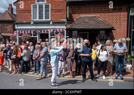 Ditchling Sussex UK 10 juillet 2020 - les résidents bordent les rues de Ditchling comme le cortège funéraire de Dame Vera Lynn passe aujourd'hui . La chanteuse Dame Vera Lynn, connue sous le nom de Forces Sweetheart, est décédée à l'âge de 103 le 18 juin : crédit Simon Dack / Alamy Live News Banque D'Images