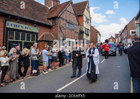 Ditchling Sussex UK 10 juillet 2020 - les résidents bordent les rues de Ditchling comme le cortège funéraire de Dame Vera Lynn passe aujourd'hui . La chanteuse Dame Vera Lynn, connue sous le nom de Forces Sweetheart, est décédée à l'âge de 103 le 18 juin : crédit Simon Dack / Alamy Live News Banque D'Images