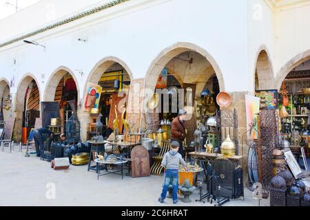 Casablanca, Maroc - 18 novembre 2014 : des personnes non identifiées et des marchandises différentes dans le souk de la ville Banque D'Images