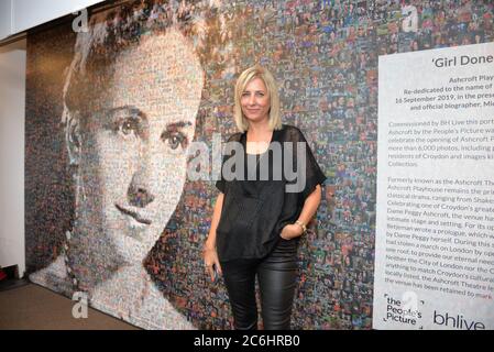 Helen Marshall, créatrice de la fresque de 6,000 photos des résidents de croydon à la réouverture du Ashcroft Playhouse, Fairfield Halls, Croydon on Banque D'Images